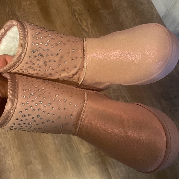 NWT Bebe girls glitter and rhinestone slip on cozy boots. Size 12 - Picture 9 of 10